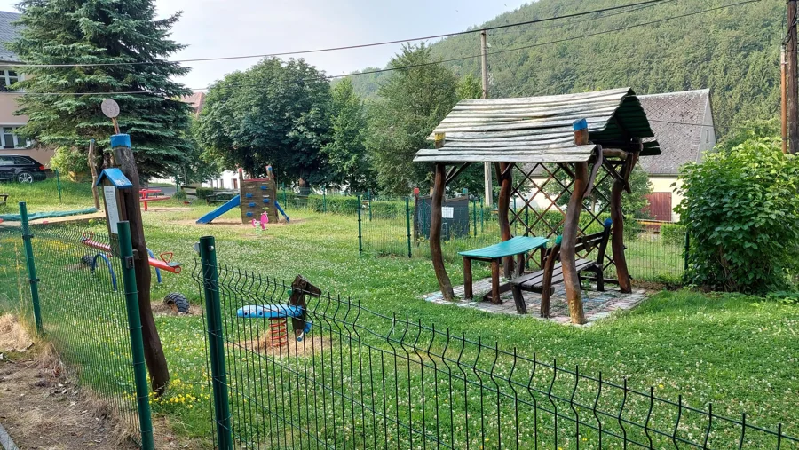 Oplocené dětské hřiště v Mikulově se skluzavkou, prolézačkami a houpadly