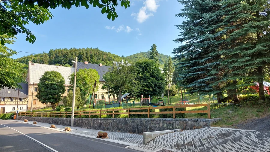 Dětské hřiště v Mikulově, pohled od ulice a parkovacích míst