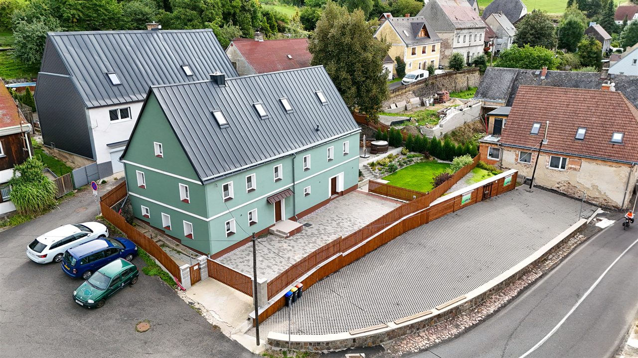 Oplocené parkoviště u domu z výšky