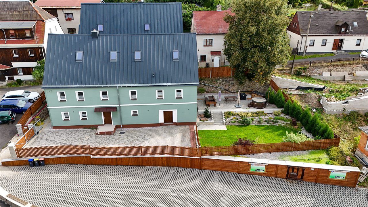 Oplocená zahrada s terasou u domu