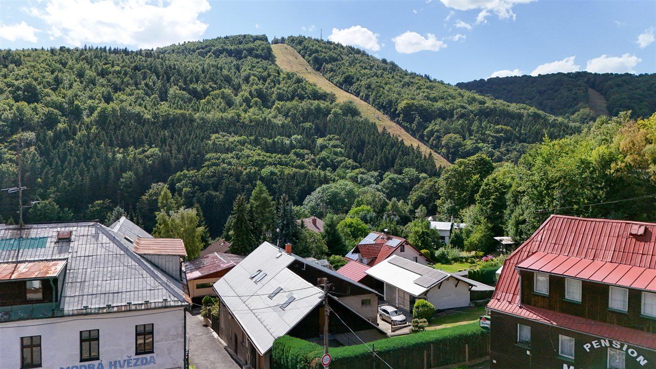 Bouřňák se sjezdovkou v létě nad Mikulovem