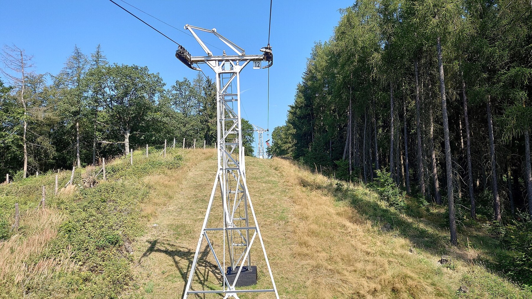 Sedačková lanovka nad lesem
